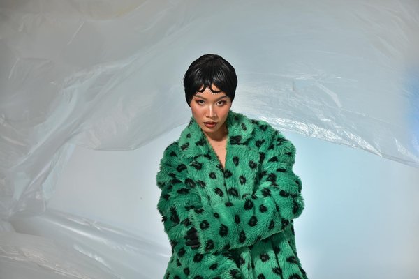 Osez la Fusion : Associez une Robe Longue à une Veste en Cuir pour un Look Saisissant ! Découvrez nos Astuces !